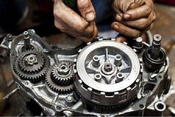 https://www.garagewalle.com/wp-content/uploads/2023/08/bike-engine-repair-services-381794044-erchr.jpg